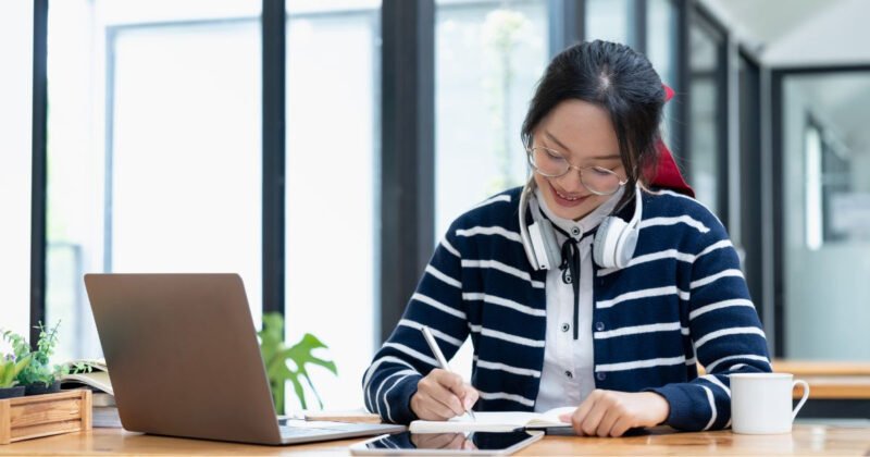 Người phụ nữ trẻ đang ghi chép trong khóa học quản trị cuộc đời, phát triển bản thân