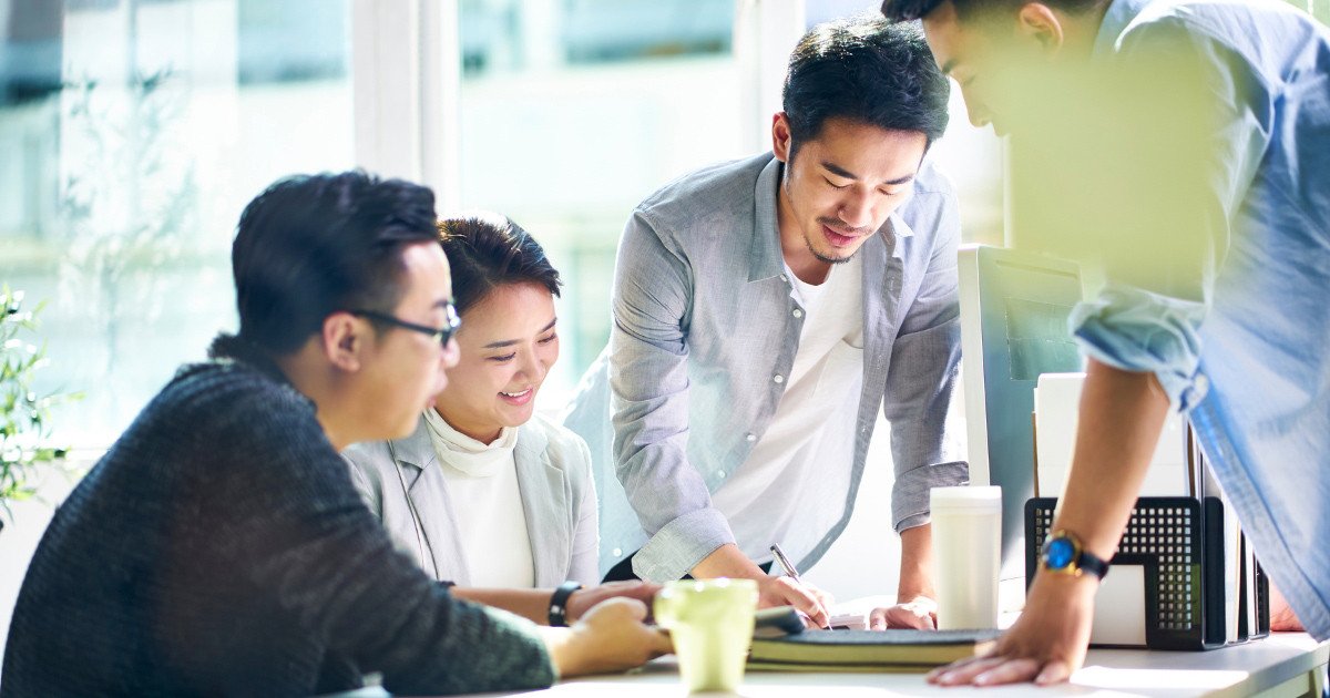 Nhà quản trị cấp trung gian đóng vai trò cầu nối giữa các cấp lãnh đạo và nhân viên
