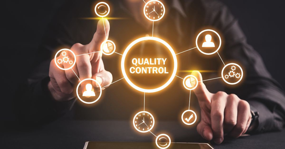 Nhân viên QC thực hiện kiểm tra sản phẩm tại các dây chuyền sản xuất hiện đại.