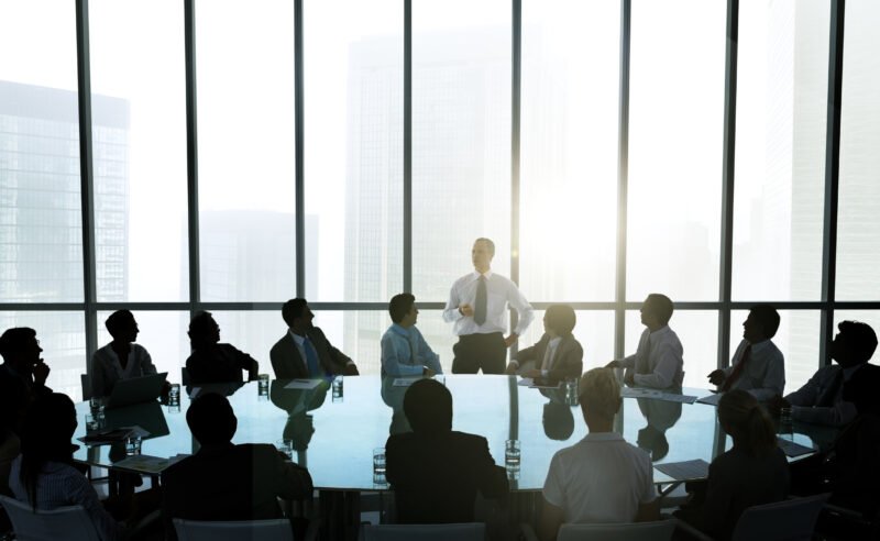 Nhóm chuyên gia kinh doanh đang thảo luận, thể hiện kỹ năng đàm phán và giao tiếp hiệu quả.