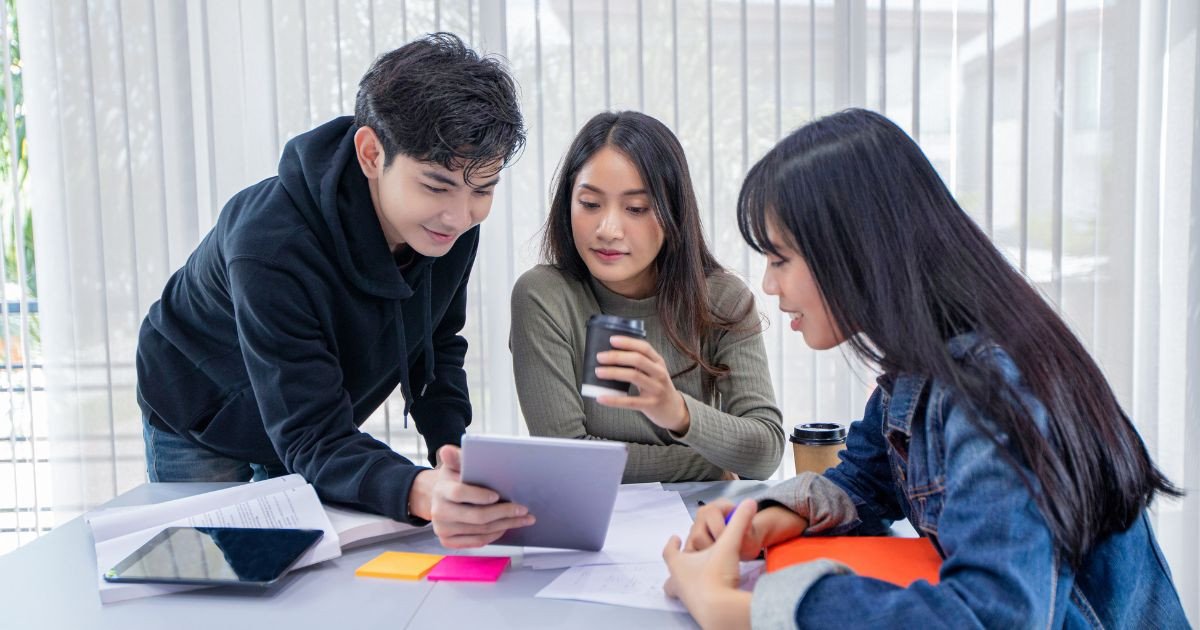 Nhóm người đang làm việc cùng nhau, thể hiện kỹ năng làm việc nhóm và giao tiếp hiệu quả