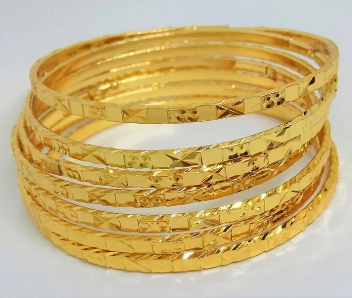 Vàng 18K: Tất Tần Tật Về Loại Trang Sức Sang Trọng và Phổ Biến Đám cưới với nhẫn vàng 18K