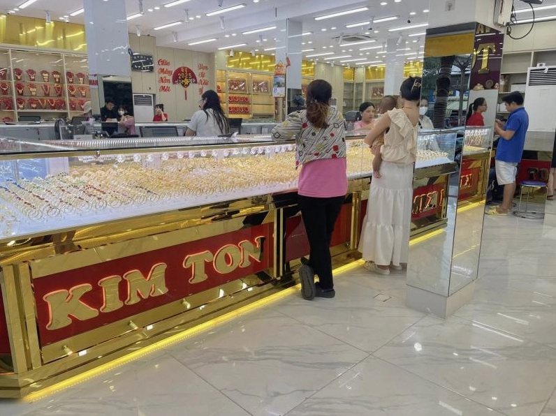 Tiệm Vàng Kim Tôn: Uy Tín Vàng, Sáng Mãi Niềm Tin Cận cảnh vẻ đẹp tinh xảo của trang sức tại Tiệm Vàng Kim Tôn