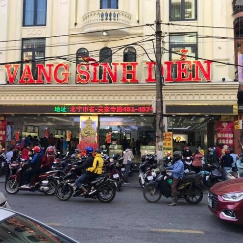 Sinh Diễn: Hướng Dẫn Chi Tiết Về Lựa Chọn Và Bảo Quản Vàng Năm 2026 Đeo trang sức vàng sinh diễn trong dịp đặc biệt