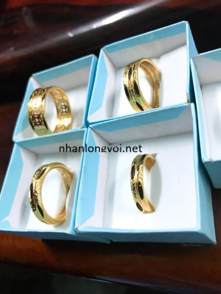 Vàng Nhẫn Mi Hồng: Chọn Lựa Tinh Tế Cho Phong Cách Sang Trọng Hình ảnh cận cảnh vàng nhẫn Mi Hồng với thiết kế độc đáo