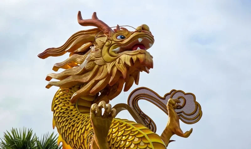 Rồng Vàng Huế: Biểu Tượng Độc Đáo Của Cố Đô Qua Lăng Kính 2026 Linh vật Rồng Vàng Huế bên sông Hương