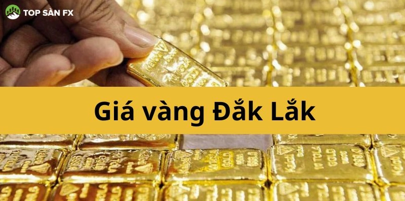 Người đang xem xét vàng vật chất