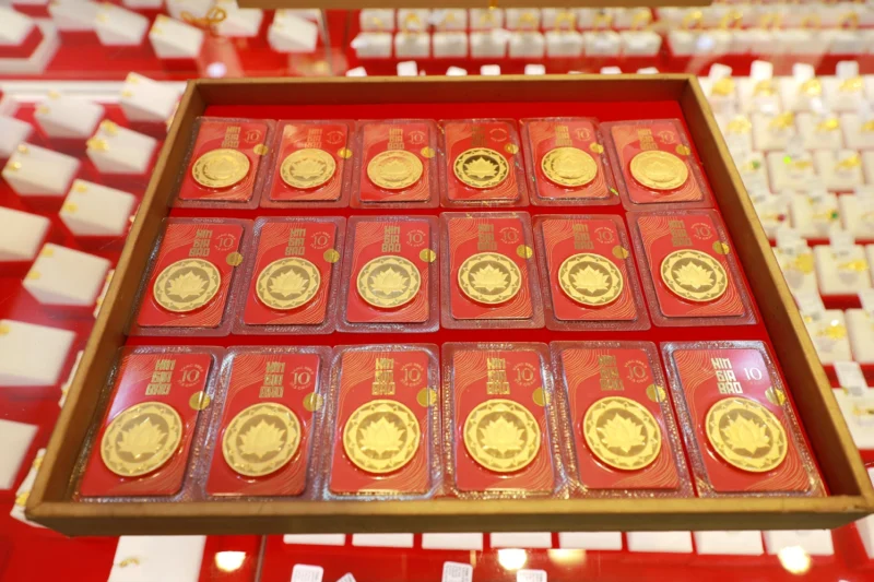 Người dân mua vàng tại cửa hàng