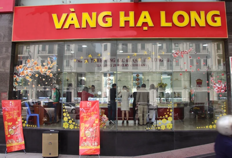 Người dân xem bảng giá vàng tại Hạ Long