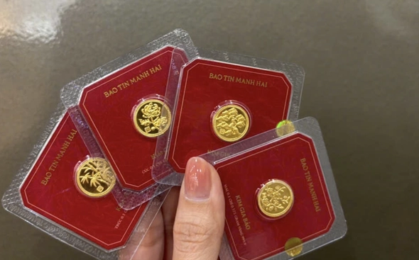 Gia Vàng Báo Tin Mạnh Hai: Phân Tích Xu Hướng 2026 Người giao dịch theo dõi biến động giá vàng