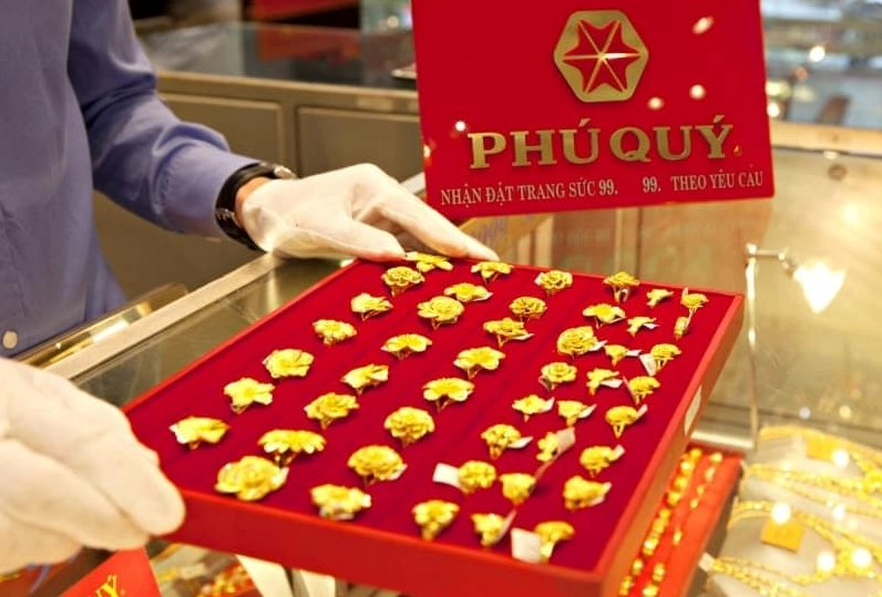 Người phụ nữ xem giá vàng Phú Quý