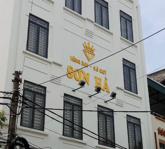 Nhân viên tư vấn chuyên nghiệp tại Tiệm Vàng Sơn Hà