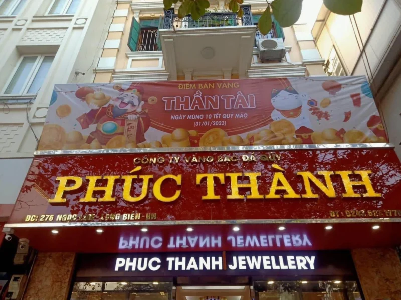 Nhân viên Vàng Phúc Thành Ngọc Lâm tư vấn khách hàng